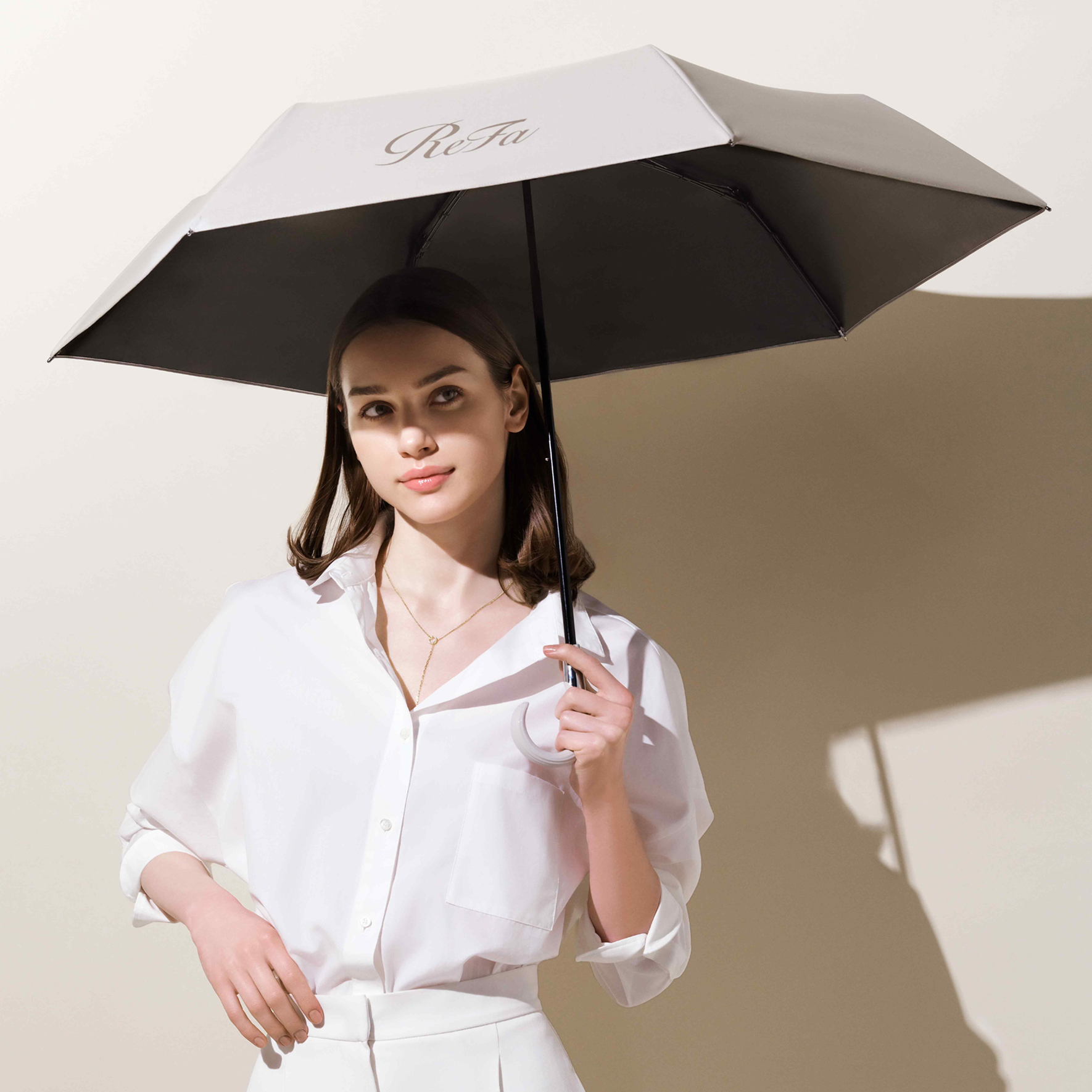 ⽇差しの下でも、凛と、美しく。 その⼼地よさが、印象を変えていく。 強い⽇差しの中でも、⼼地よく、 美しくいられるという選択を。 光をただ遮るだけではなく、こもる熱をやわらかく逃がし、 髪も肌も、穏やかな状態へと整えていく。 差し込む光に、乱されることなく ⾃分らしくいられる。 澄んだ表情も、まとった空気までも、 静かに整っていくように。 この⼀本が、 光と熱にさらされる時間に、やさしい変化をもたらします。