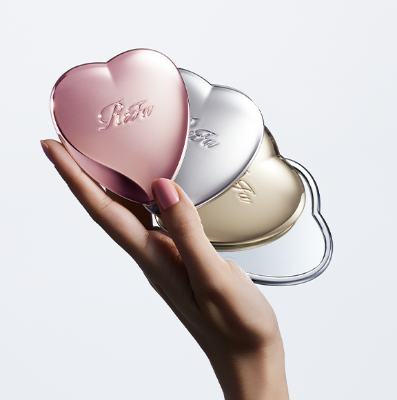 A sparkling heart-shaped touch-up mirror. “ReFa HEART MIRROR” is released on June 23, 2025.