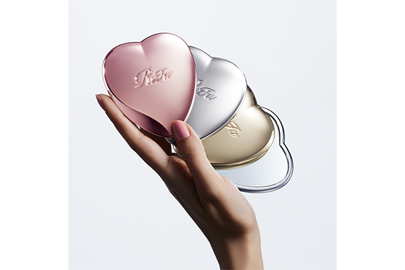 A sparkling heart-shaped touch-up mirror. “ReFa HEART MIRROR” is released on June 23, 2025.