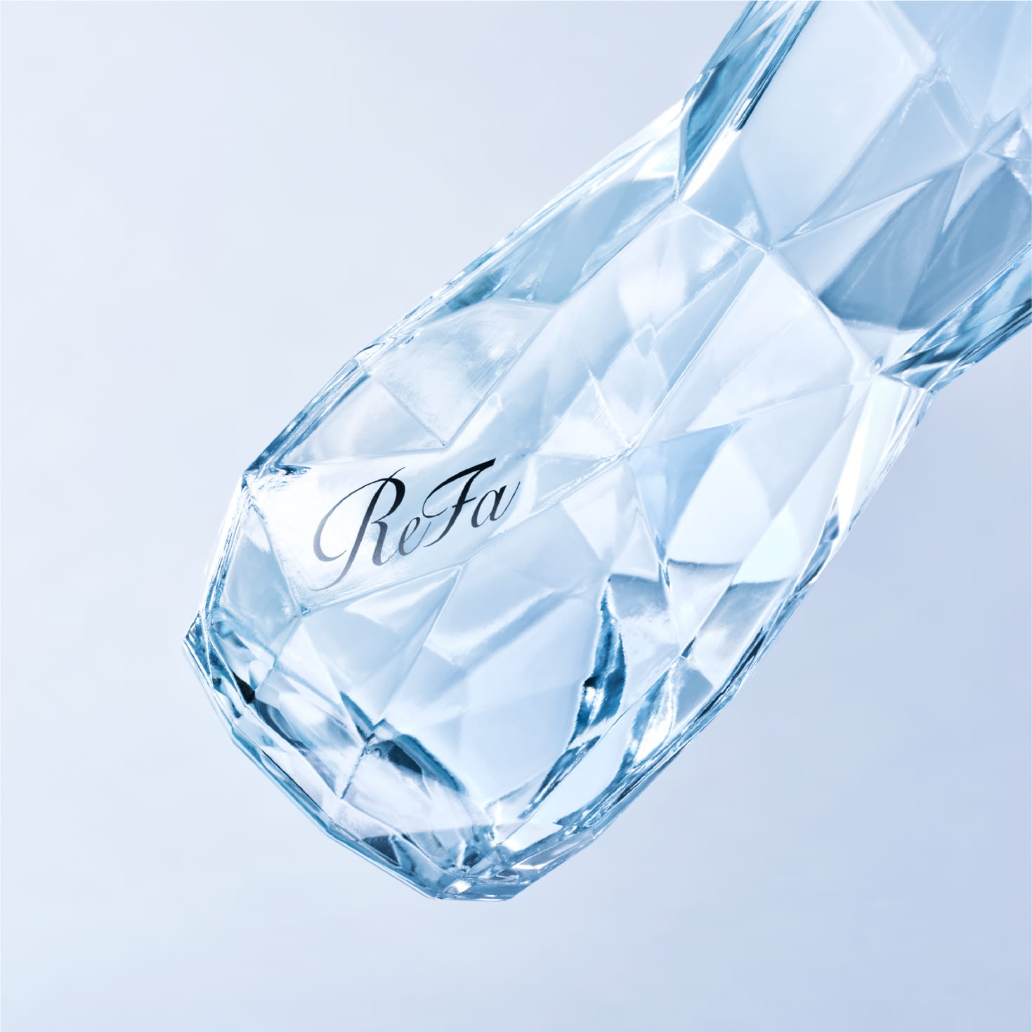 多面カットが施された透明なボトルに「ReFa」のロゴが斜めに印字されている