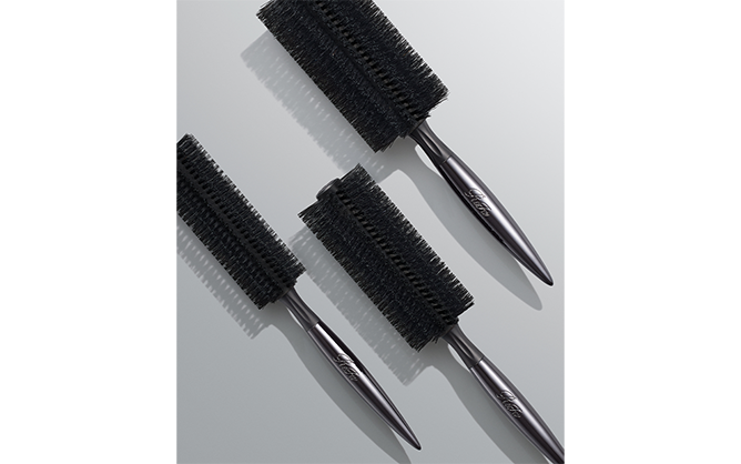 轻松卷取，顺畅梳解。拉直卷翘，精致有型。“ReFa ROLL BRUSH”于2025年2月18日开始发售。